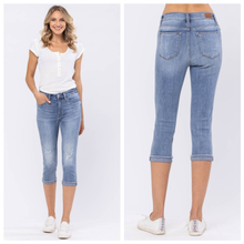 Load image into Gallery viewer, Judy Blue Light Wash Minimal Distressed Capris