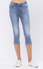 Load image into Gallery viewer, Judy Blue Light Wash Minimal Distressed Capris